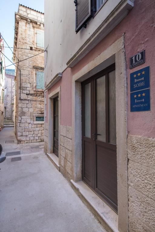 Photo de la galerie de l'établissement Apartments and Rooms Dis, à Vis
