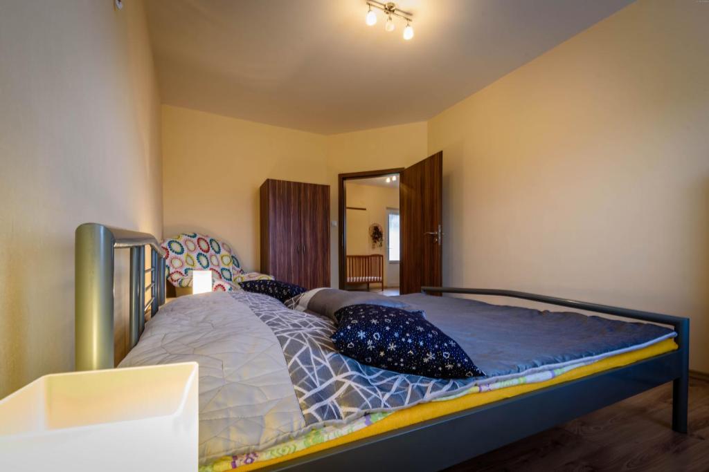 een slaapkamer met een bed met kussens erop bij Ubytovanie Bonita in Štúrovo
