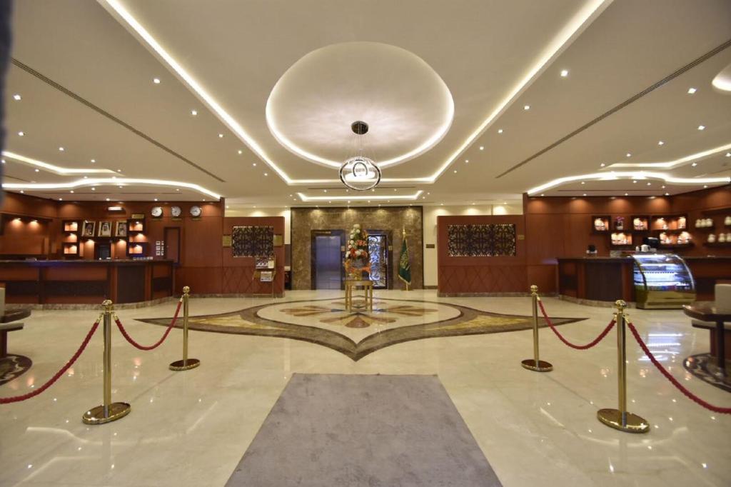 eine Hotellobby mit einer Uhr an der Decke in der Unterkunft ابات للشقق المخدومة ABAT Serviced Apartment in Riad