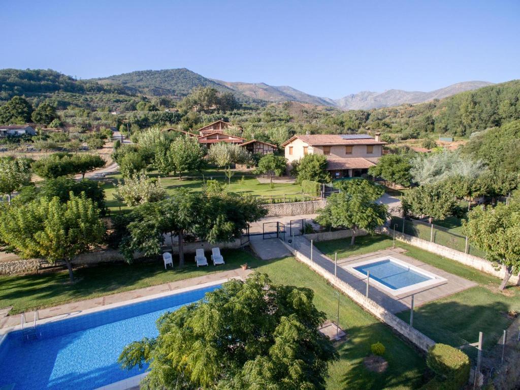 una vista aérea de una casa con piscina en Las Cabañas de La Vera, en Aldeanueva de la Vera