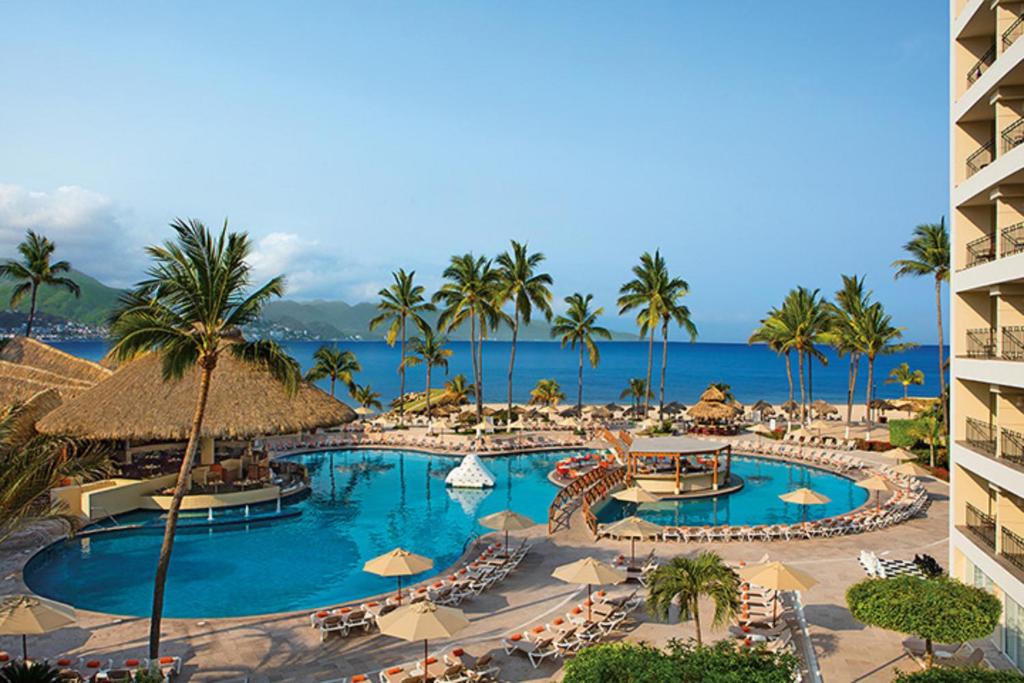 Bazén v ubytování Sunscape Puerto Vallarta Resort nebo v jeho okolí