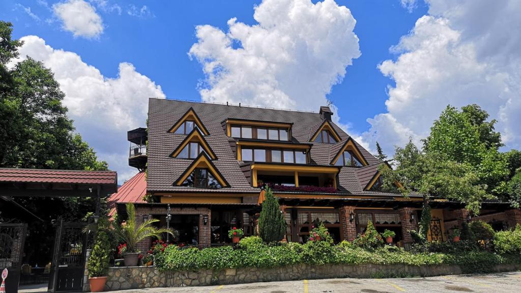 a house with a gambrel roof at Hotel Sumski Feneri in Trnovo