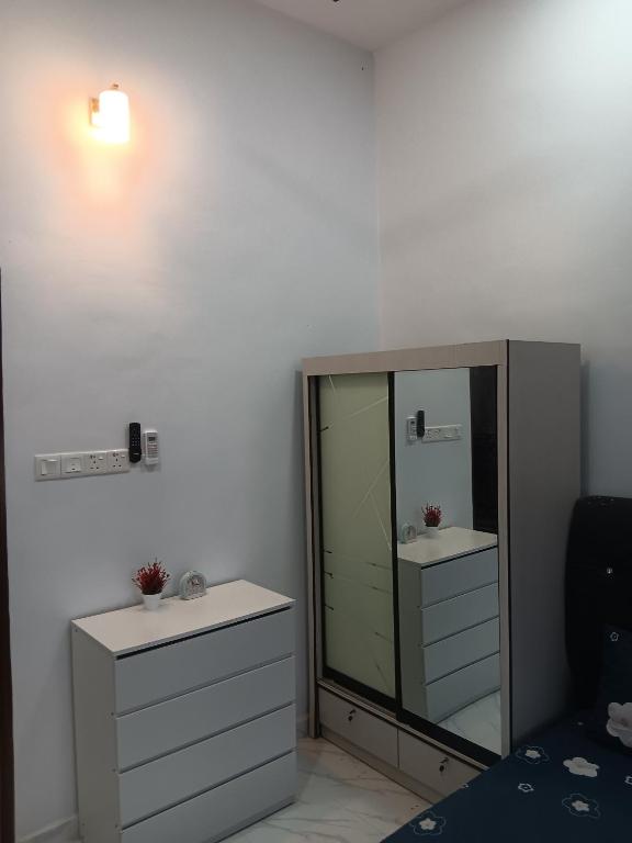 a bathroom with a sink and a mirror at Sri Biah Homestay in Kuala Berang