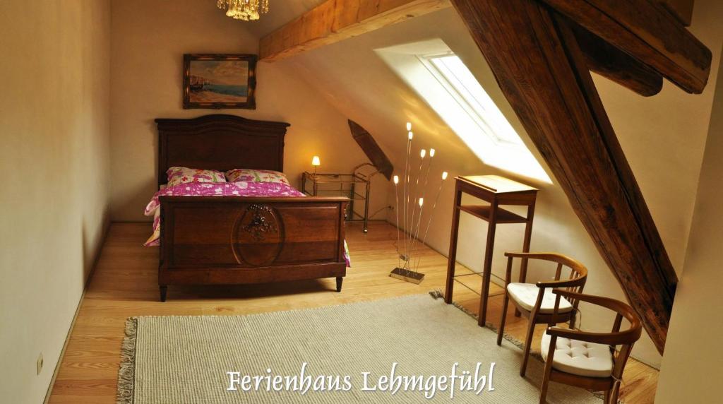 Postel nebo postele na pokoji v ubytování Lehmgefühl, Design Vier, La Petite Maison