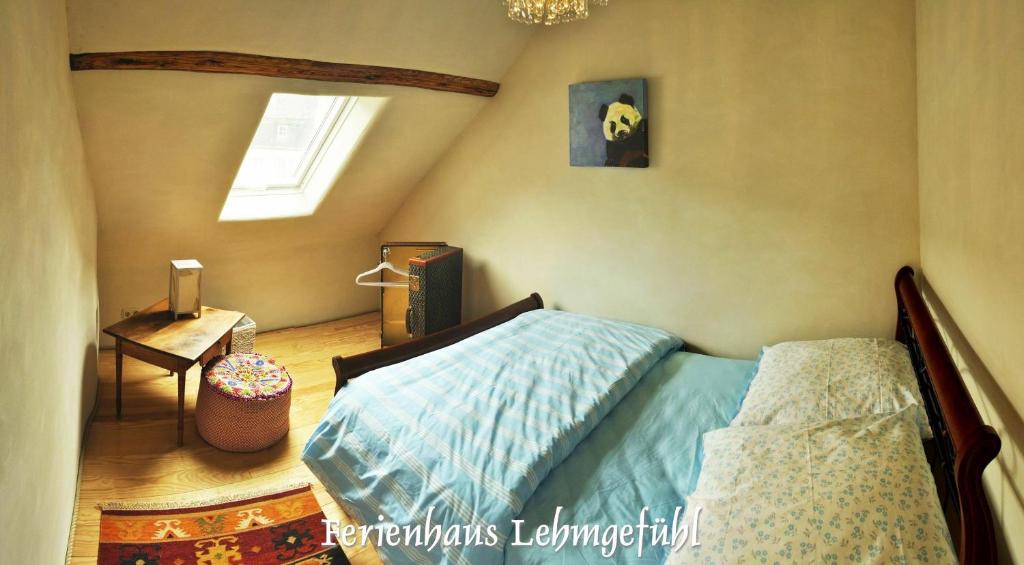 Postel nebo postele na pokoji v ubytování Lehmgefühl, Design Vier, La Petite Maison