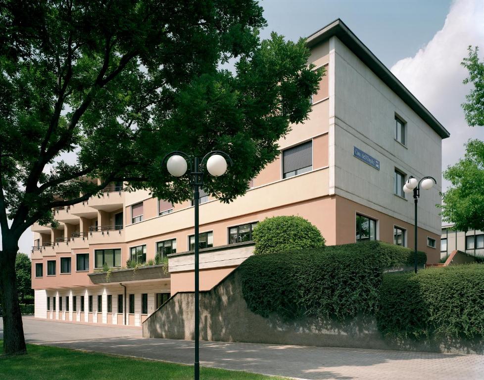 un edificio con una luz de la calle delante de él en Albergo Casa dell'Ospite, en Brescia