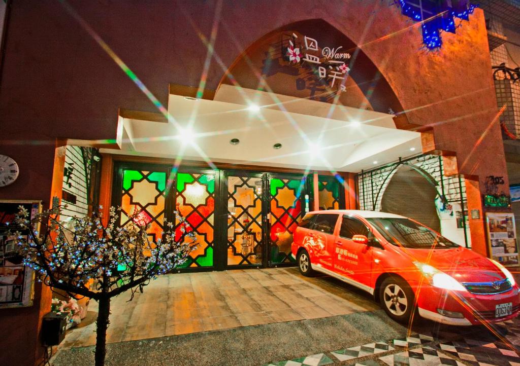 花蓮市にあるMoroccan Holiday Suiteの建物の前に駐車された車