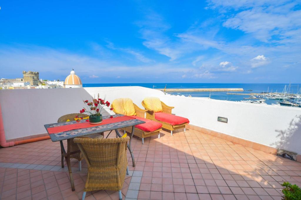 balcón con mesa, sillas y vistas al océano en Hotel Terme Zi Carmela, en Isquia