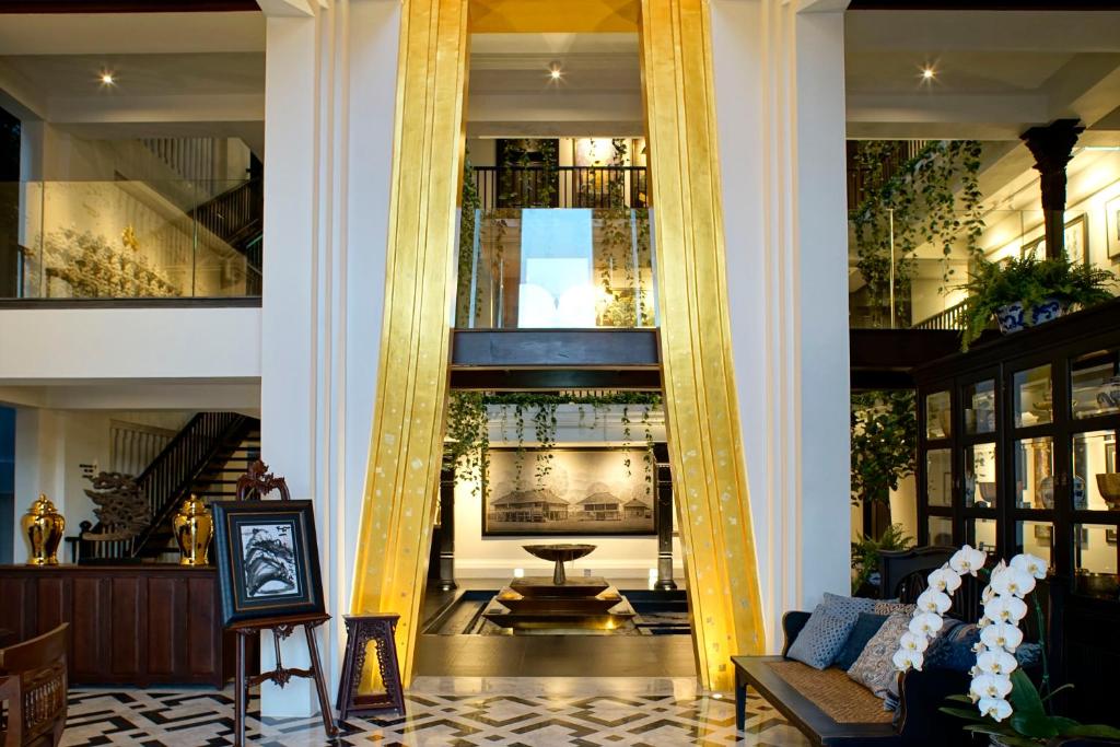 清邁的住宿－瑪卡夏瓦酒店，客厅配有大镜子