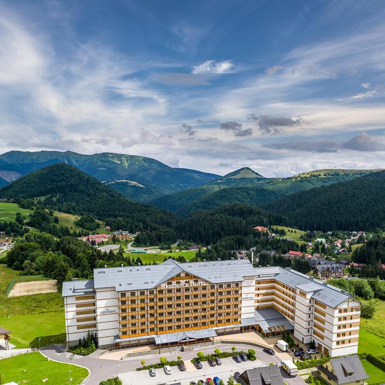 Nespecifikovaný výhled na hory nebo výhled na hory při pohledu z hotelu