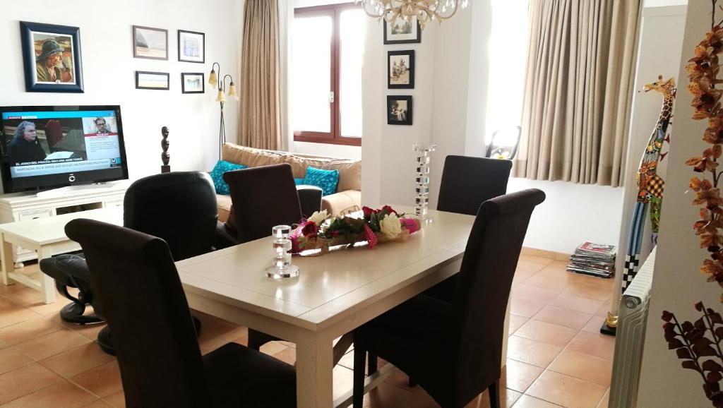 ein Wohnzimmer mit Esstisch und Stühlen in der Unterkunft Carudo in Llafranc