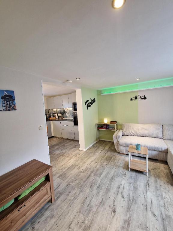 ein Wohnzimmer mit Sofa und Tisch in der Unterkunft Pfaffenhaus in Frankenheim