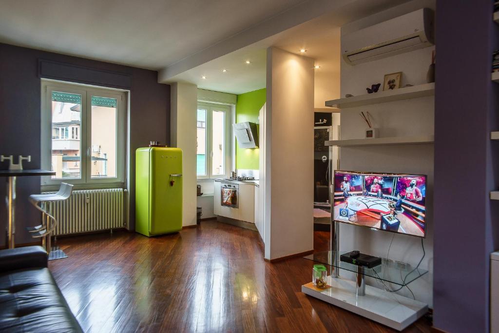 PrimoPiano - Orombelli في ميلانو: غرفة معيشة مع ثلاجة خضراء في غرفة