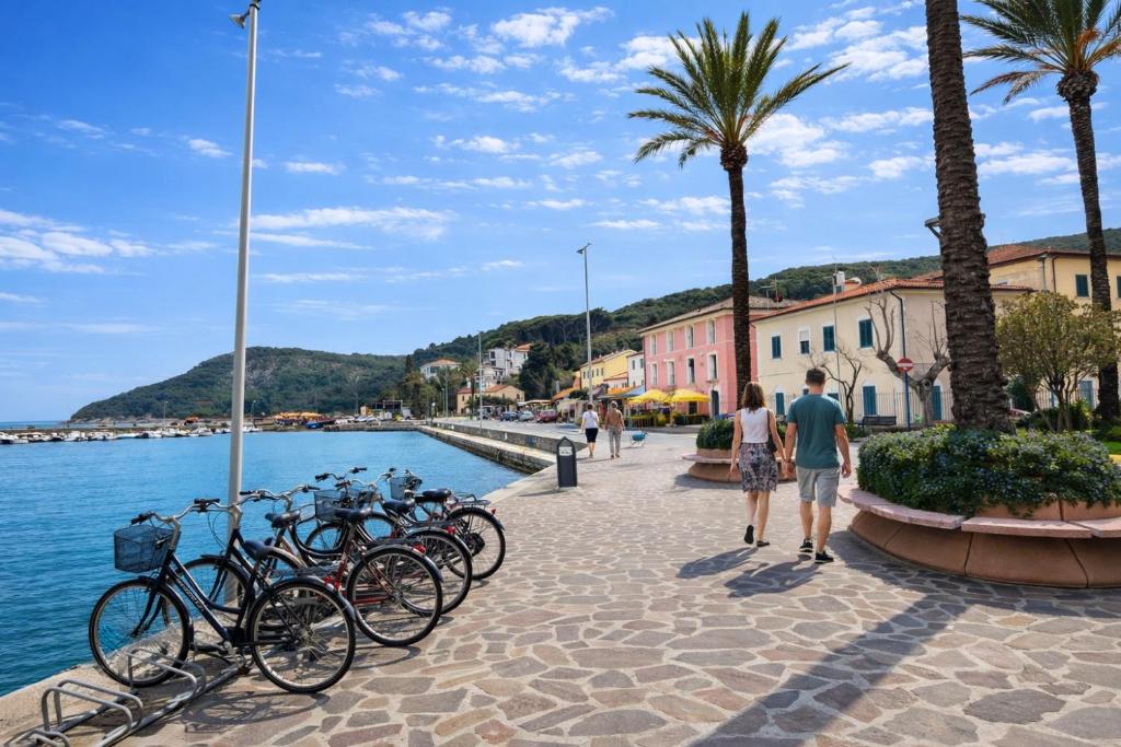 a group of bikes parked on a sidewalk next to the water at Casa Sveva al Cavo in Cavo