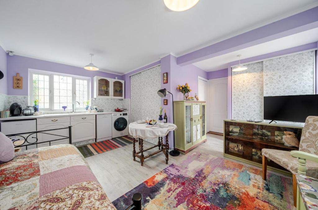 Colourful and Cosy Guest Studio in Great Bookham - Pass the Keys - Housity
