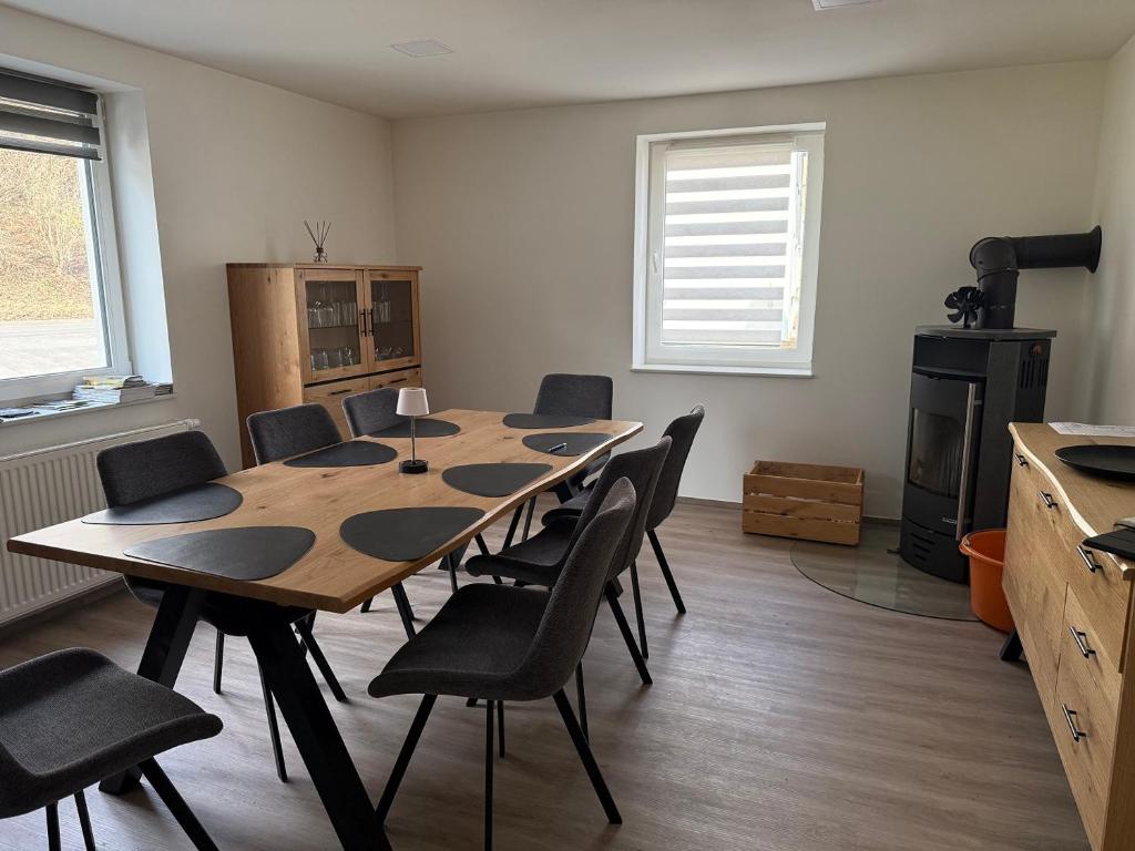 a conference room with a wooden table and chairs at Ferienhaus Hirschi in Eisenach