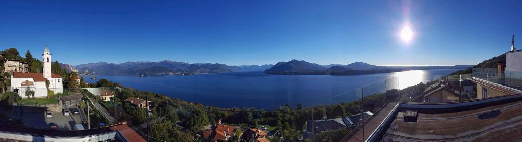 una vista de un gran cuerpo de agua con montañas en Hotel Brisino, en Stresa