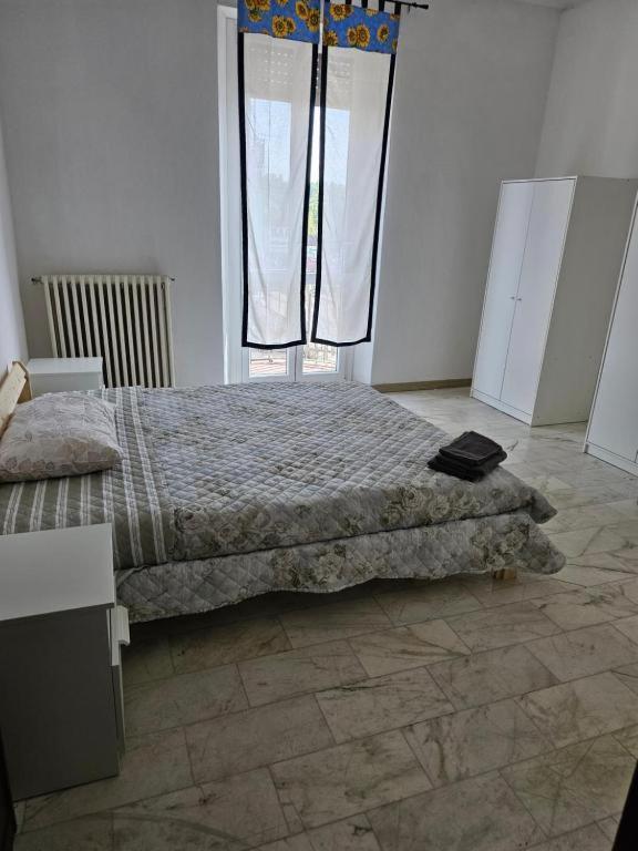 a bedroom with a bed and a window at B apartments 2 in Case Bruciate