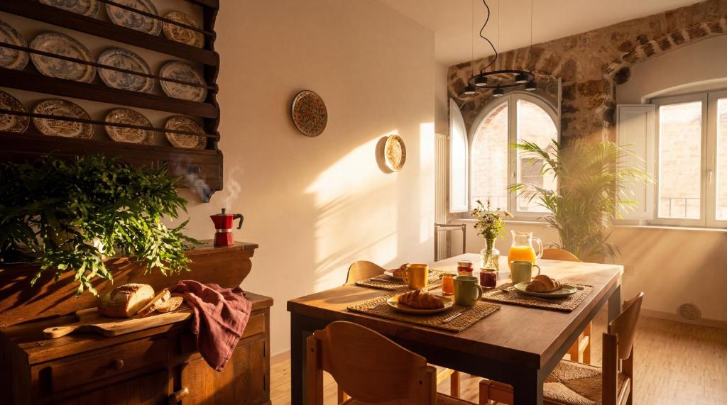 a dining room with a table with plates on the wall at Roberto Historic House in Gubbio