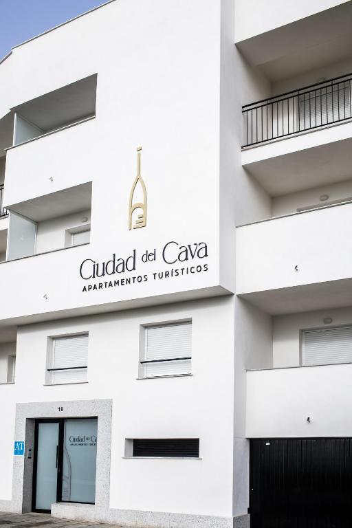 a white building with the guidled de cayancaancesuticsuticsutics at Apartamentos Ciudad del Cava in Almendralejo