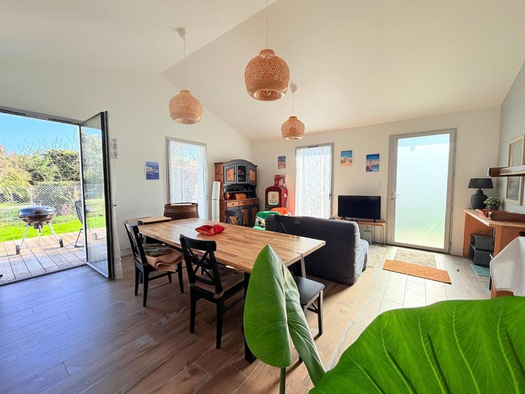 a living room with a wooden table and chairs at Les Alizés, 3 étoiles in La Brée-les-Bains