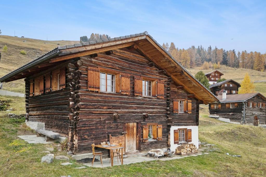 a log cabin with a table in front of it at Maiensäss Stafel 45 in Mutten
