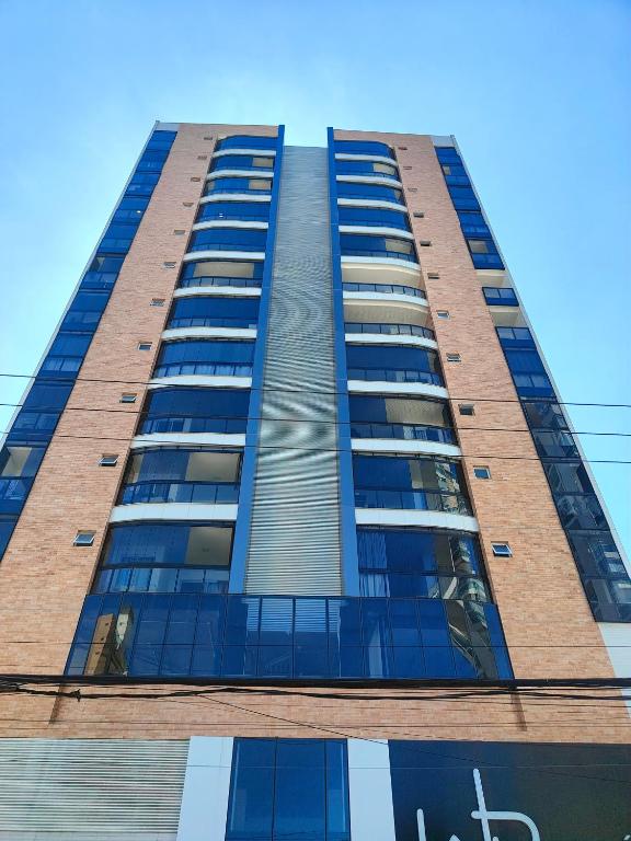 a tall building with many windows on the side at Apê Morabeza in Vila Velha