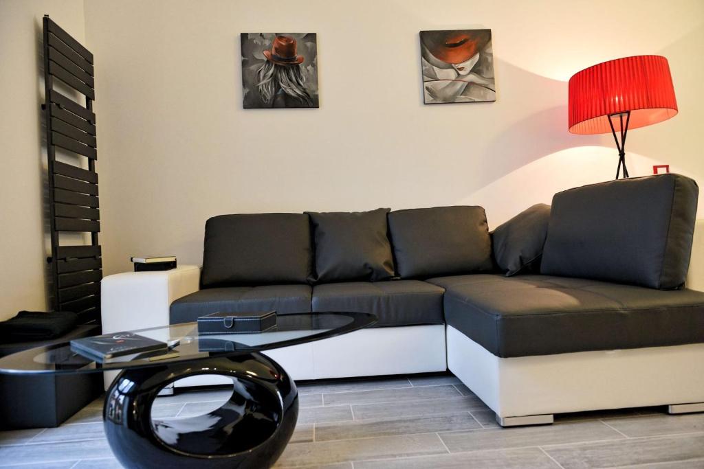 uma sala de estar com um sofá e uma mesa em Maison Dora 10 em Turim