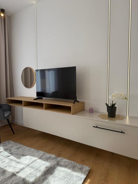 a living room with a flat screen tv on a table at Odpocznij w Centrum in Wałbrzych
