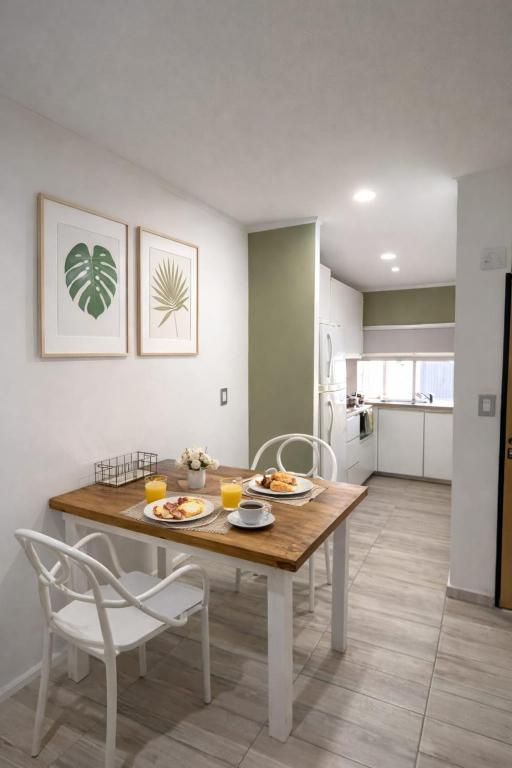 a kitchen and dining room with a table and chairs at Brisas paraiso in Concepción del Uruguay