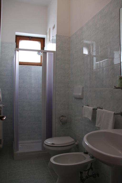 un bagno con un water e un lavandino di Hotel 2 Mari - Vieste a Vieste