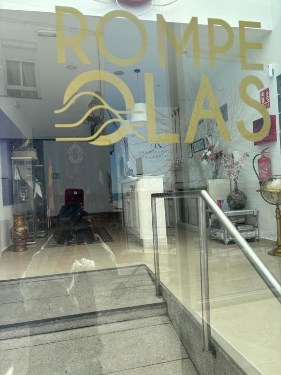 a store window with the words rage sale written on it at Apartahotel Rompeolas in Conil de la Frontera
