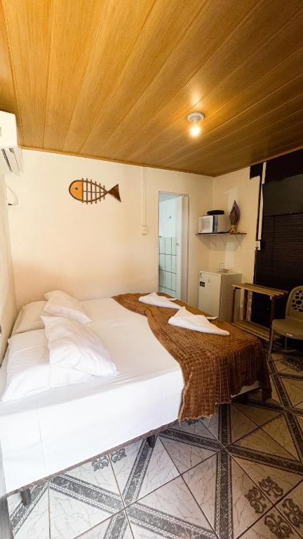 a bedroom with a large white bed in a room at Casa da Silvana in Fernando de Noronha