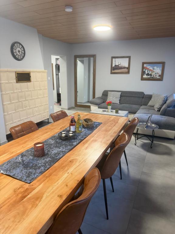 a living room with a large wooden table and chairs at WG-Zimmer-Monteurzimmer-Ferienwohnung bis 10 Personen in Aldenhoven