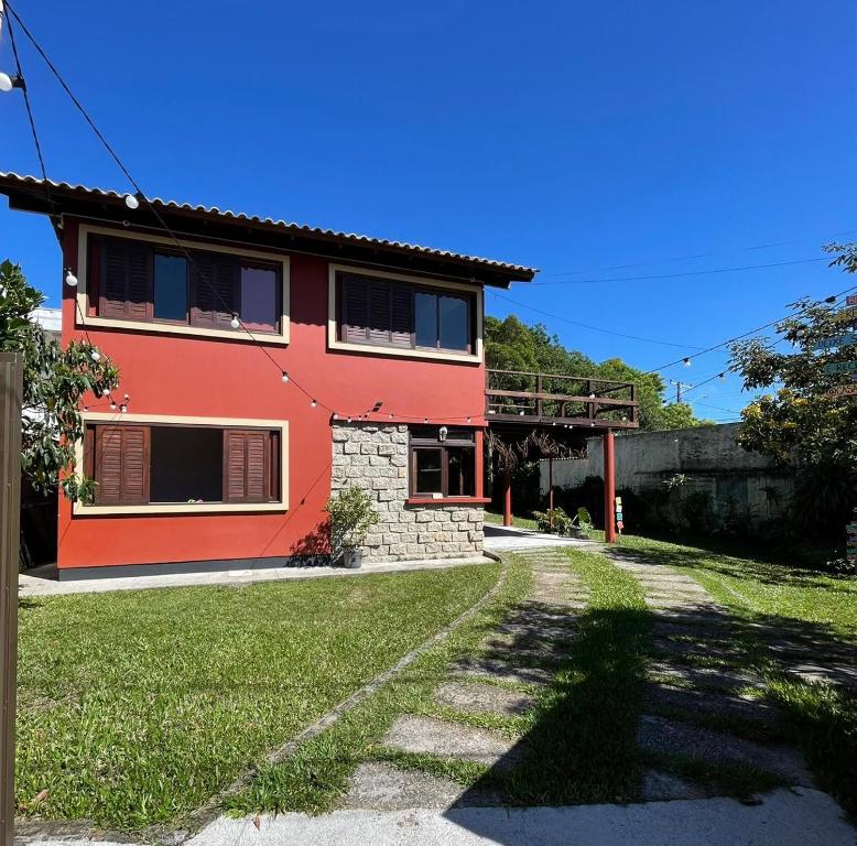 a red house on the side of a road at Casa Vibra Luz Guest House Familiar in Campeche