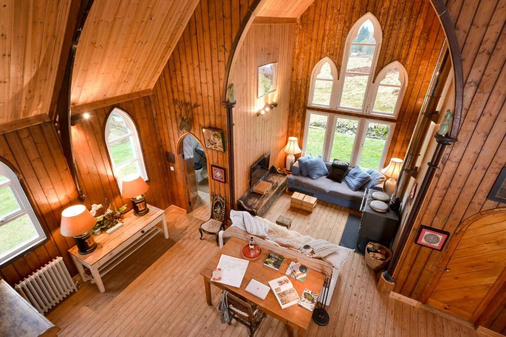 eine Draufsicht auf ein Wohnzimmer in einem Haus in der Unterkunft The Tabernacle, Design-led Converted Chapel with Hot Tub, Highland Perthshire in Aberfeldy