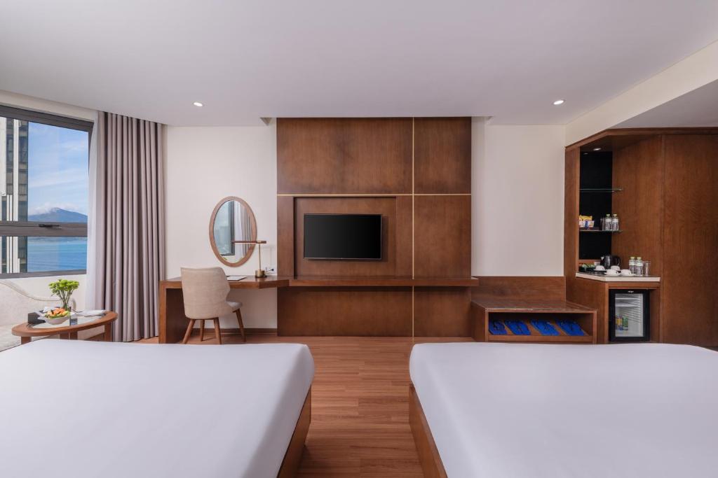 Deluxe Family Room with Partial Sea View - Complimentary Afternoon Tea Per Stay