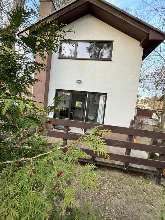 a house with a fence in front of it at Zielony Cypel in Lubniewice