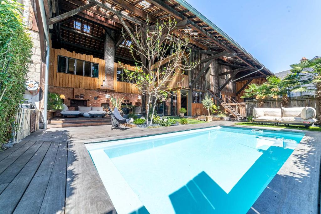 an outdoor swimming pool in the middle of a house at LOFT d'exception Hypercentre avec Piscine in Brive-la-Gaillarde