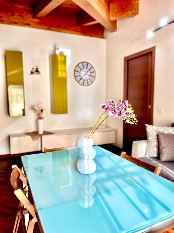 a vase with a flower on a glass table in a living room at Raggio di Sole in Montesilvano