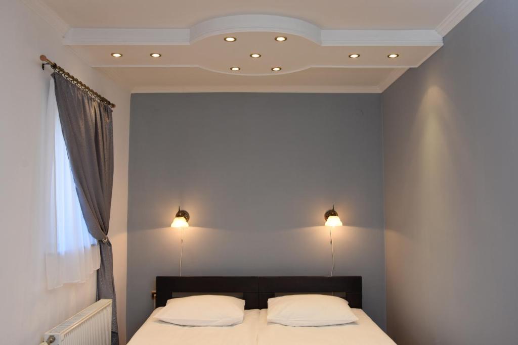 Postel nebo postele na pokoji v ubytování Guest House Vila Lujza