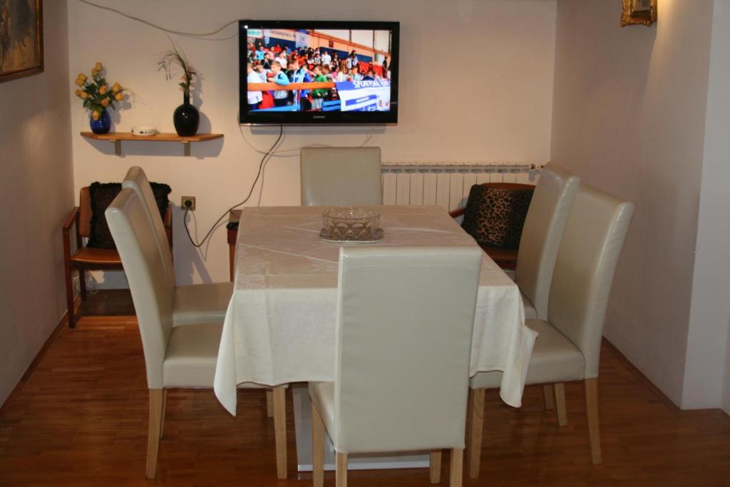 TV a/nebo společenská místnost v ubytování Apartment Grgas-Tucilo