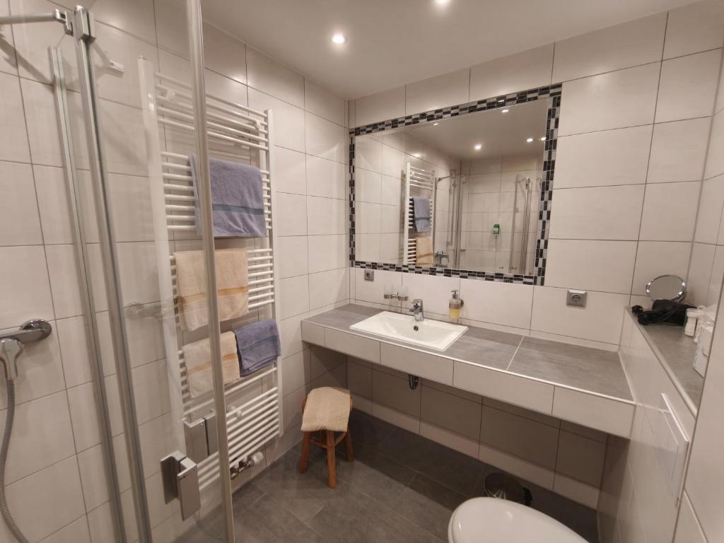 Bio-Weingut Staffelter Hof - Double Or Twin Room With Private Bathroom