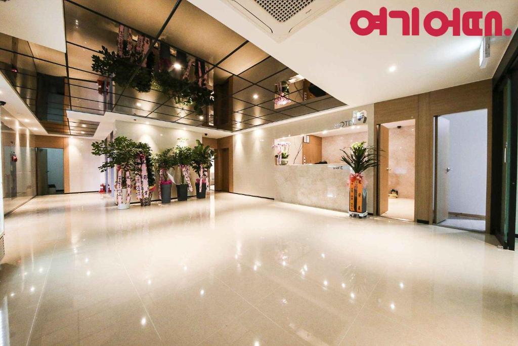 an empty lobby with a mall with plants on the floor at 월호텔 in Cheonan