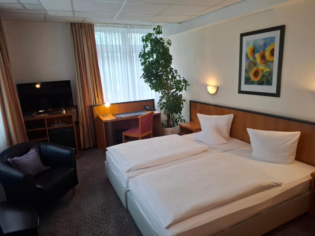 Кровать или кровати в номере Andersen Hotel Birkenwerder