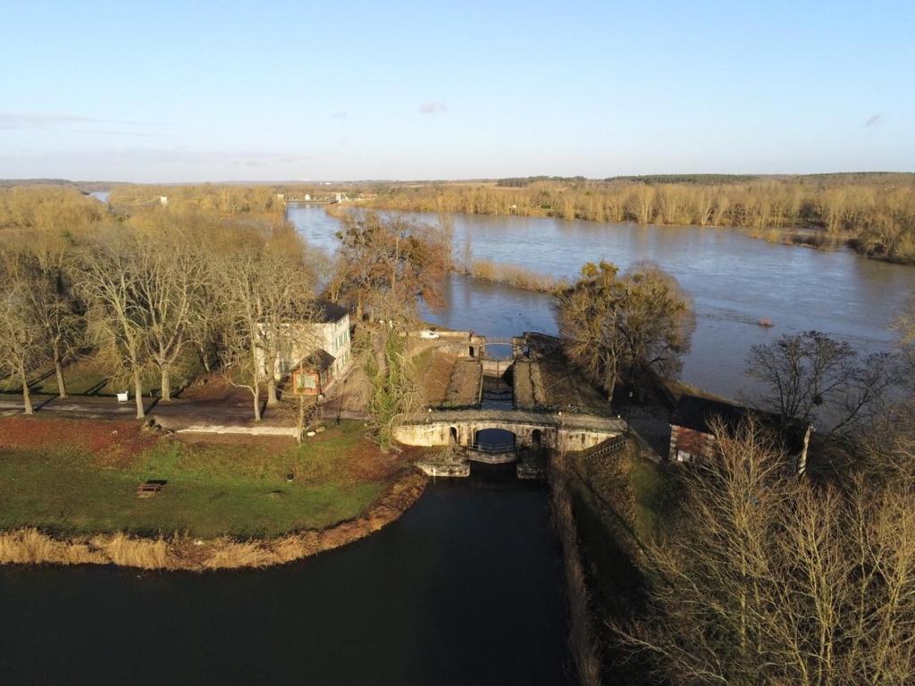 an aerial view of a bridge over a river at Chambres d’hôtes Le relais de Mantelot in Châtillon-sur-Loire