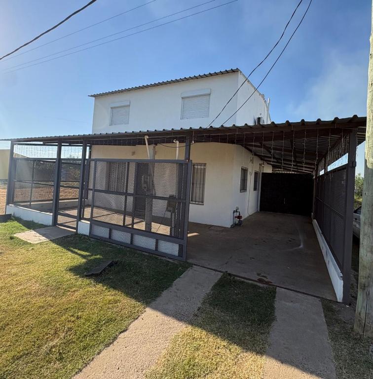 Casa de dos plantas, amueblada