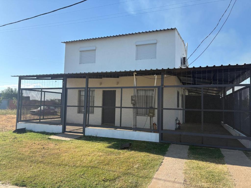 Casa de dos plantas, amueblada