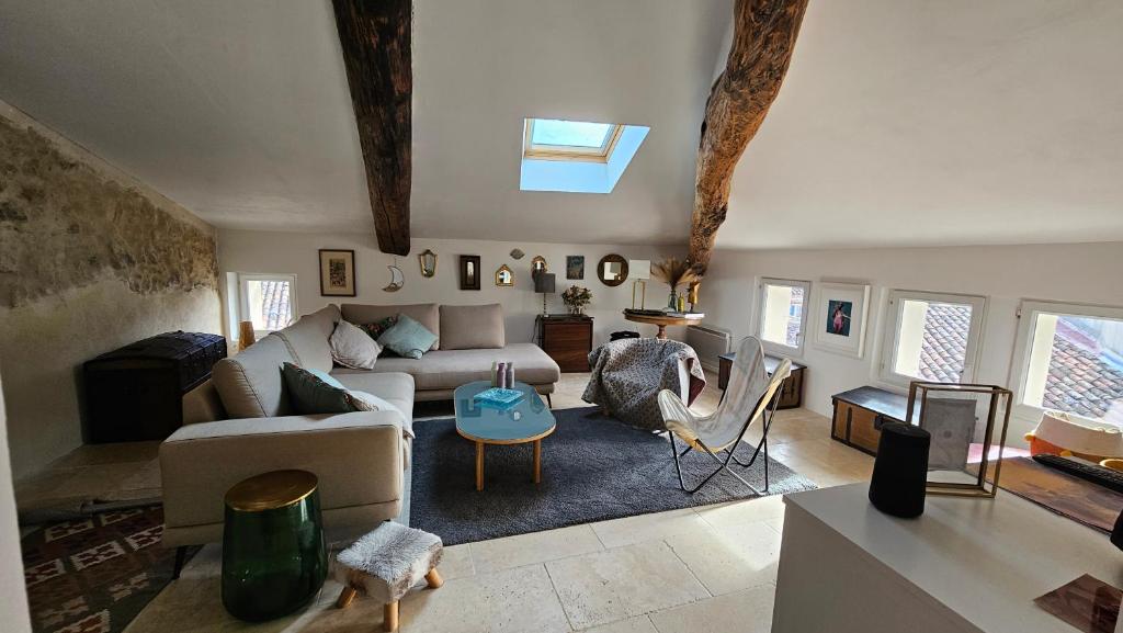 a living room with a couch and a table at Appartement typique in Pertuis