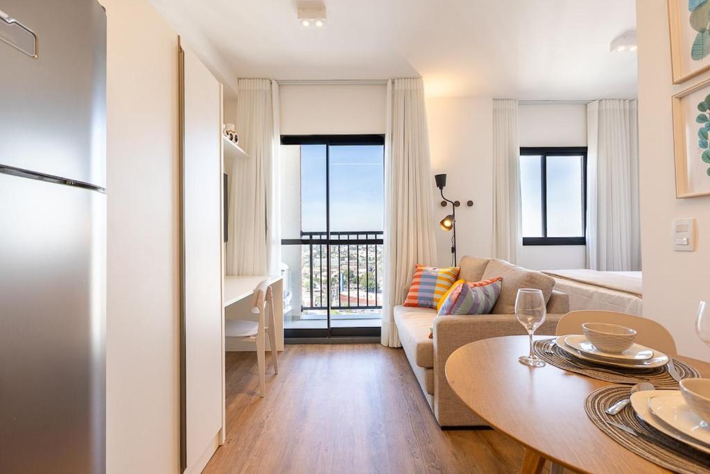 a living room with a couch and a table at Ibiza 2410 · Vista incrível: Piscina, Academia e Bem Localizado in Curitiba